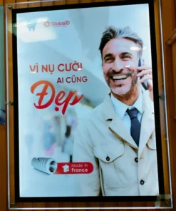 Hộp đèn nắp hít quảng cáo thẩm mỹ viện với hình ảnh bác sĩ và thông điệp nụ cười đẹp