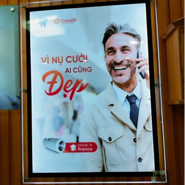 Hộp đèn nắp hít quảng cáo thẩm mỹ viện với hình ảnh bác sĩ và thông điệp nụ cười đẹp