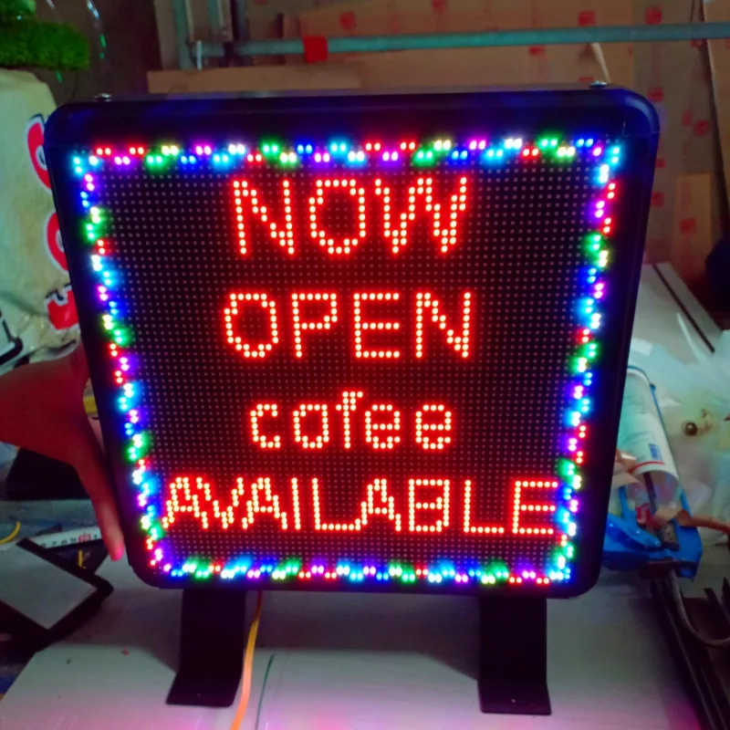 Bảng LED ma trận quán cà phê hiển thị chữ “NOW OPEN coffee AVAILABLE” nổi bật và thu hút