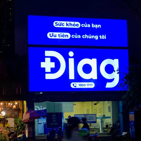 Bảng hiệu Led ma trận full color hiển thị thương hiệu Diag nổi bật vào ban đêm