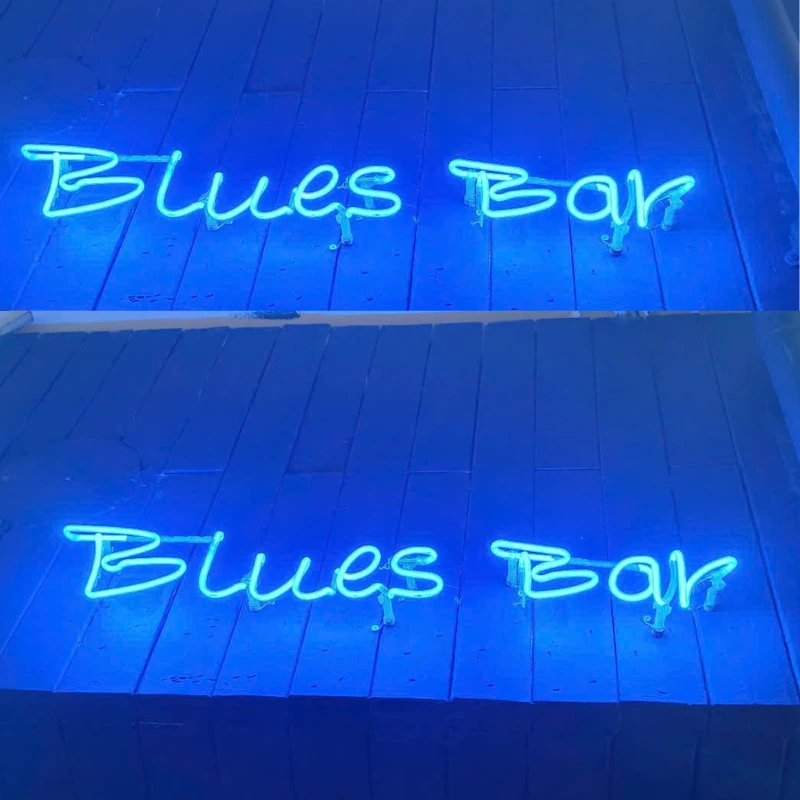Đèn LED Neon uốn chữ Blues Bar màu xanh dương nổi bật, phù hợp trang trí quán bar và lounge.