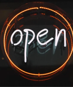 Neon Sign chữ Open màu trắng viền cam, phù hợp lắp đặt tại cửa tiệm cà phê để thu hút khách và tăng nhận diện