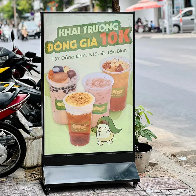 Standee khung sắt khai trương chương trình đồng giá trà sữa trước quán