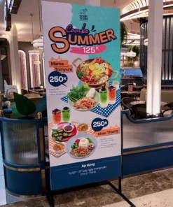 Standee khung sắt quảng cáo thương hiệu Mak Mak – thiết kế bắt mắt cho ngành F&B