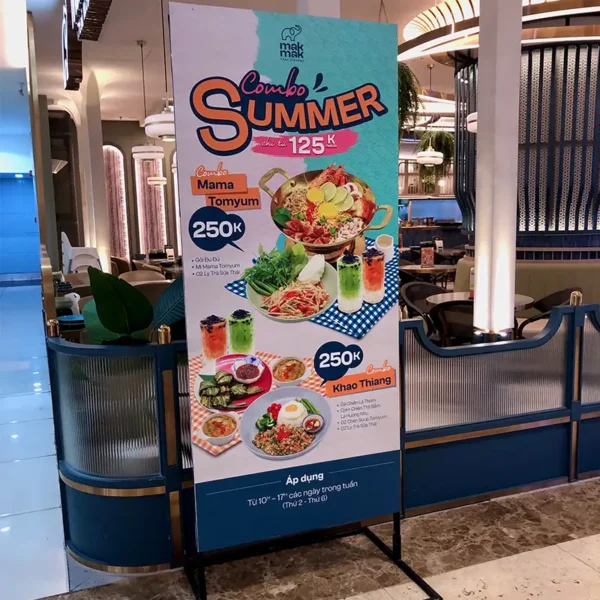 BẢNG HIỆU ĐỨNG ĐẸP SÀI GÒN ∣ HIỆU QUẢ ∣ TIẾT KIỆM Standee khung sắt quảng cáo thương hiệu Mak Mak – thiết kế bắt mắt cho ngành F&B