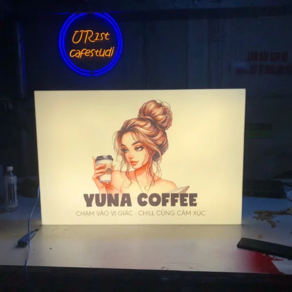 Hộp đèn quảng cáo YUNA COFFEE phát sáng vào ban đêm