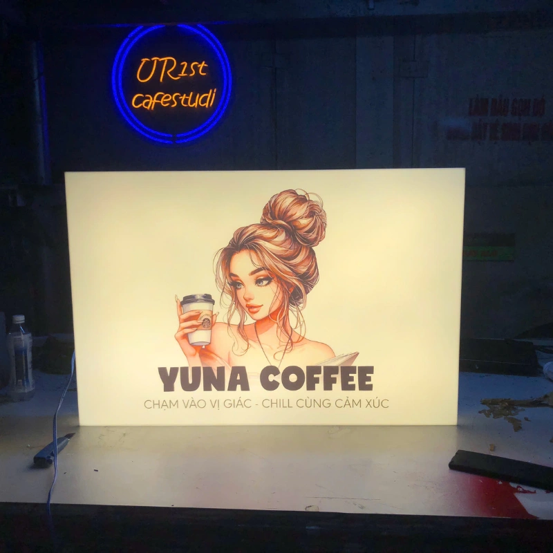 Hộp Đèn Mô Hình - Sự Kết Hợp Hoàn Hảo Giữa Ánh Sáng Và Nghệ Thuật Hộp đèn quảng cáo YUNA COFFEE phát sáng vào ban đêm